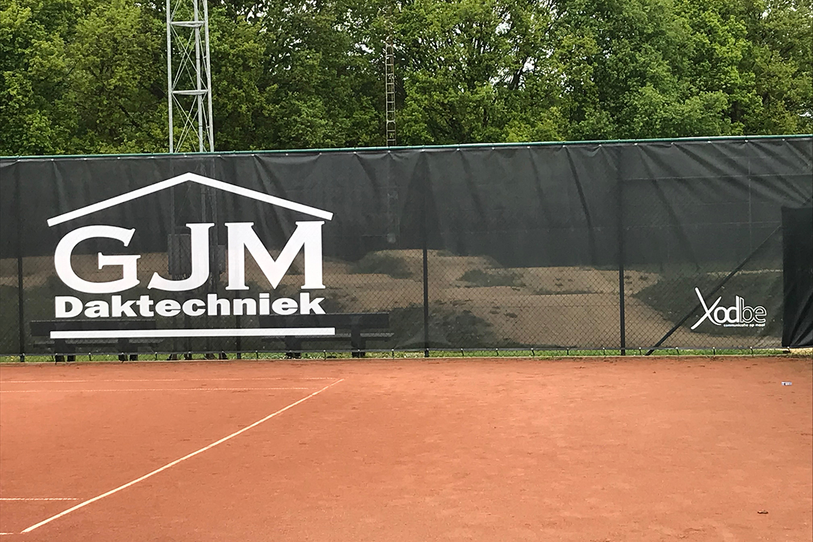 Winddoorlatend doek tegen hekwerk tennis
